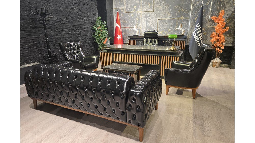 Tilia Gold lüks yönetici masa takımı, siyah mermer desenli tablası ve dikey ahşap çıtalı panelleri ile ofis ortamında A serisi Chester koltuklar ile sergileniyor.